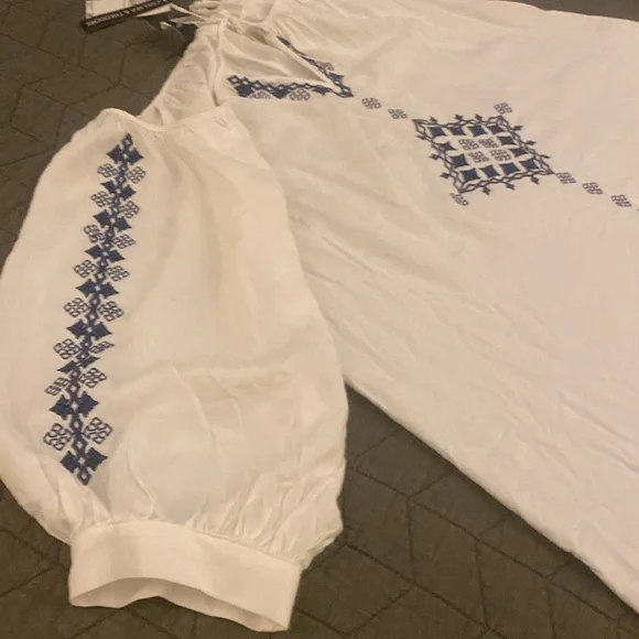 New Boho white and blue embroidered peasant top - Picture 5 of 7